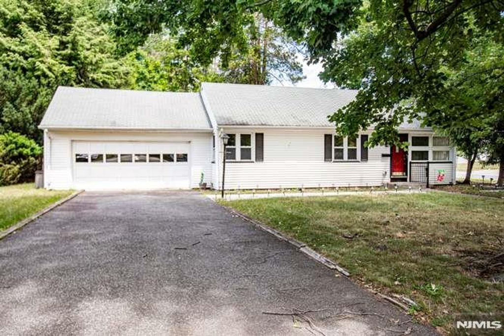 Photo of 4 Beverly Road, Glen Rock, NJ 07452 (MLS # 26022150)