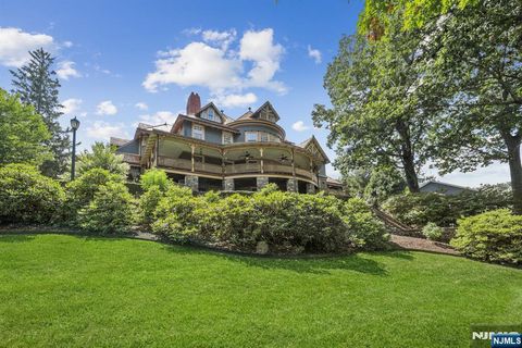 Photo of 33 Edgemere Avenue, Mount Arlington Boro, NJ 07856 (MLS # 26016626)