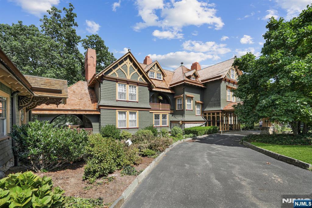 33 Edgemere Avenue
