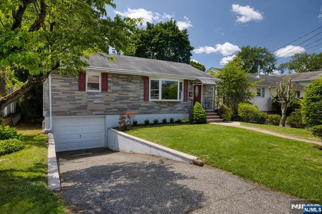 92 Columbia Ave, Bergenfield, New Jersey - 2 Bedrooms  
2 Bathrooms  
7 Rooms - 