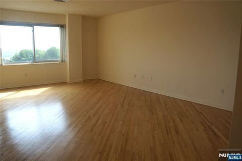 Photo of 364 PALISADE Ave #5E, Cliffside Park, NJ 07010 (MLS # 25024203)