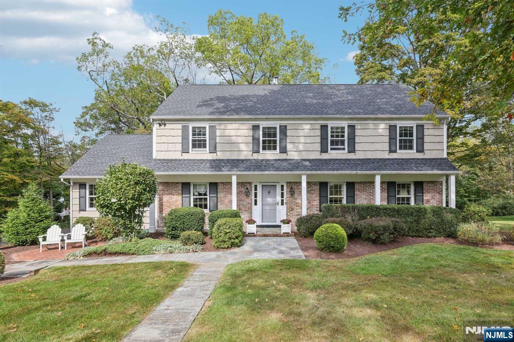 27 Lloyd Road, Bernardsville, New Jersey - 5 Bedrooms  
3 Bathrooms  
11 Rooms - 