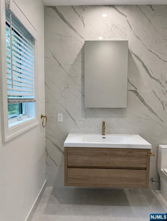 220 Riveredge