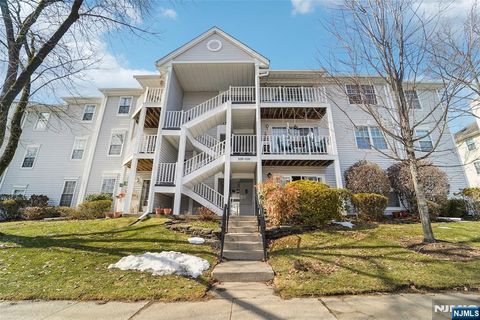 Photo of 528 Holly Court, Mahwah, NJ 07430 (MLS # 26007107)