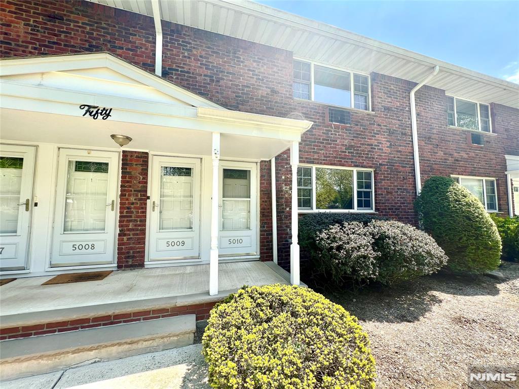 Rental Property at 5010 Christopher St, Ramsey, New Jersey - Bedrooms: 1 
Bathrooms: 1 
Rooms: 4  - $2,100 MO.