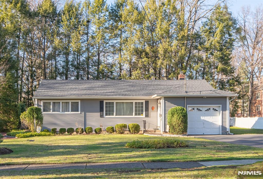 33 Beekman Place, Glen Rock, New Jersey - 3 Bedrooms  
1 Bathrooms  
7 Rooms - 