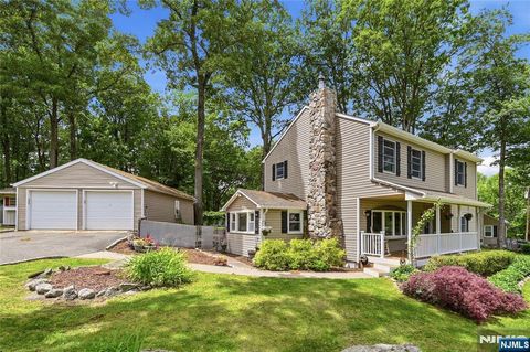Photo of 13 Highview Trail, Jefferson Township, NJ 07885 (MLS # 26020376)