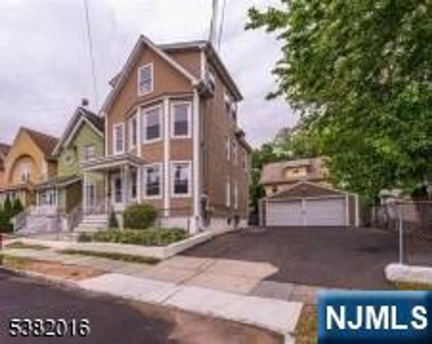 Beautiful 2nd-floor unit featuring 3 spacious bedrooms and 2 full baths. Enjoy a bright living room, formal dining room, and the convenience of a 2-car driveway parking.