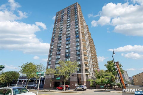 Photo of 770 Anderson Ave #11C, Cliffside Park, NJ 07010 (MLS # 26040611)