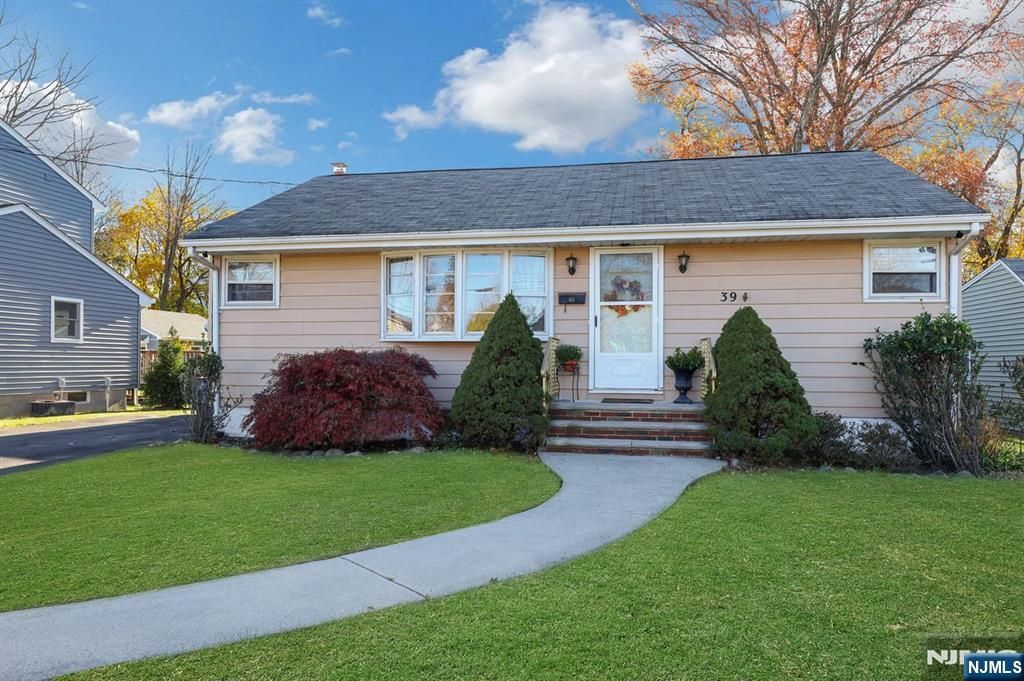 Photo of 39 Powdermill Lane, Oakland, NJ 07436 (MLS # 25038163)