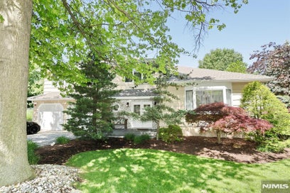 517 Pine Hill Road Leonia NJ 07605