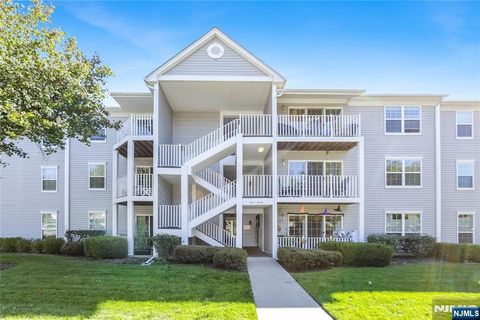 Photo of 926 Juniper Way, Mahwah, NJ 07430 (MLS # 25036005)