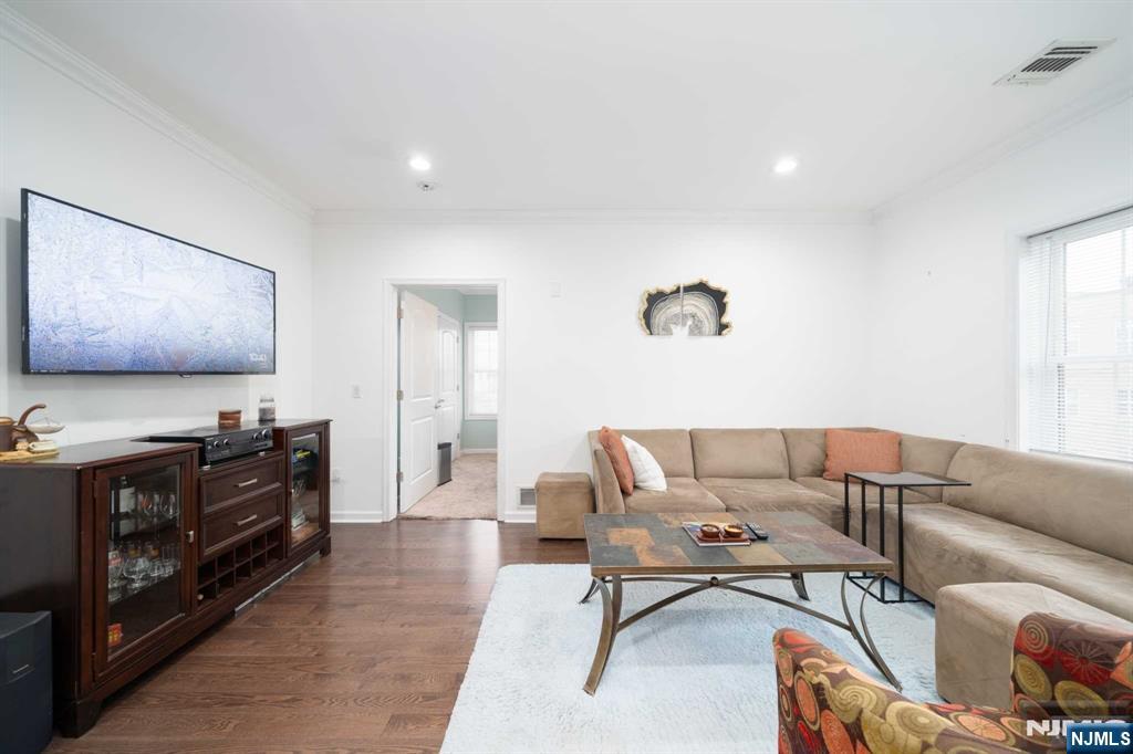 5808 Washington St 406, West New York, New Jersey - 3 Bedrooms  
2 Bathrooms  
5 Rooms - 