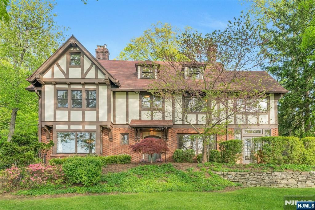 Photo of 37 Afterglow Avenue, Verona, NJ 07044 (MLS # 26016644)