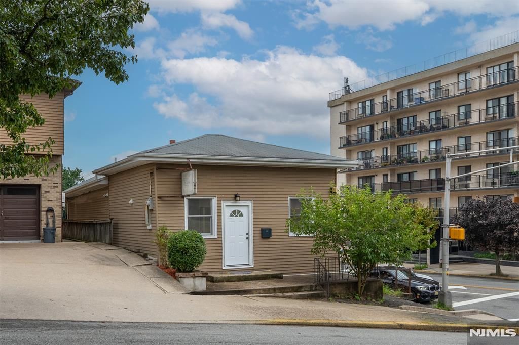 Photo of 418 E Brinkerhoff Avenue, Palisades Park, NJ 07650 (MLS # 26008904)