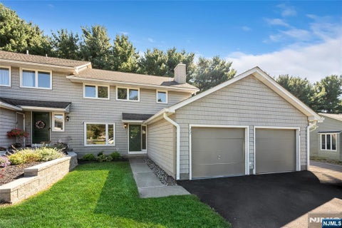 Photo of 77 Sunset Court, Mahwah, NJ 07430 (MLS # 26034802)