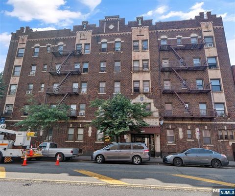 Photo of 821 Bergen Ave #B5, Jersey City, NJ 07306 (MLS # 25039458)