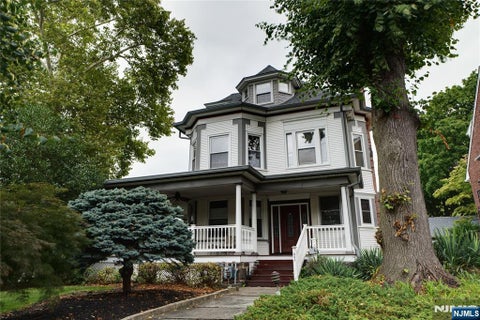 Photo of 941 Edgewater Avenue, Ridgefield, NJ 07657 (MLS # 26034368)