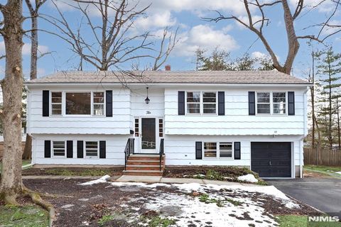 Photo of 10 Villa Court, Park Ridge, NJ 07656 (MLS # 26001116)