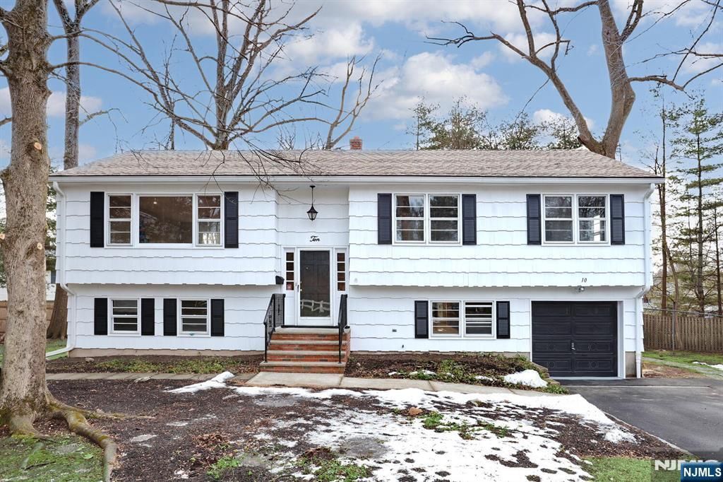 Photo of 10 Villa Court, Park Ridge, NJ 07656 (MLS # 26001116)