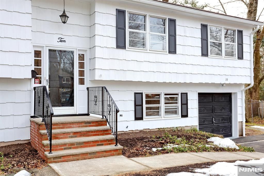 Photo of 10 Villa Court, Park Ridge, NJ 07656 (MLS # 26001116)