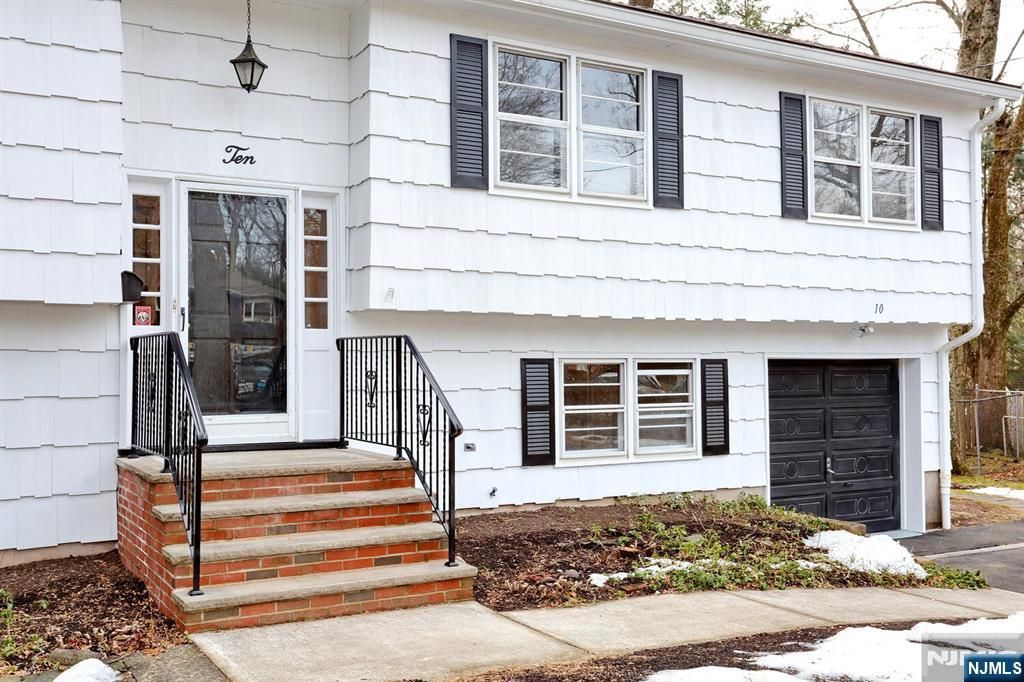 Photo of 10 Villa Court, Park Ridge, NJ 07656 (MLS # 26001116)