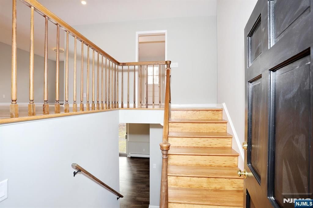 Photo of 10 Villa Court, Park Ridge, NJ 07656 (MLS # 26001116)