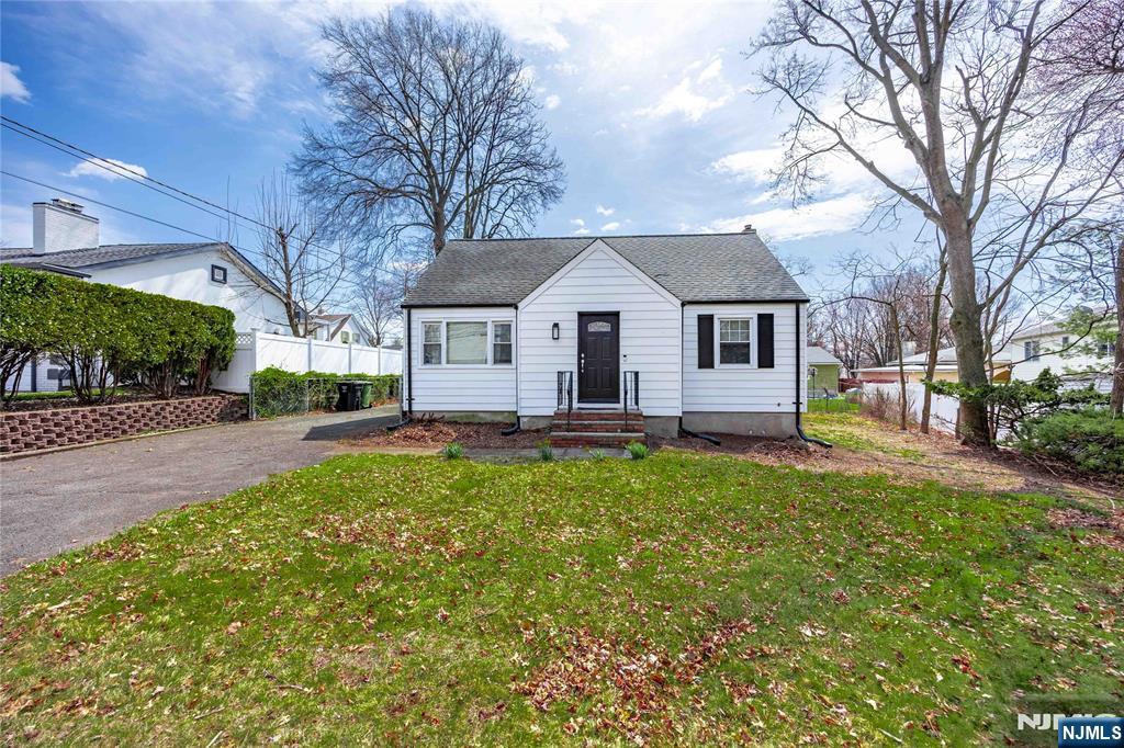 38 Arcadian Way, Paramus, New Jersey - 4 Bedrooms  
2 Bathrooms  
6 Rooms - 