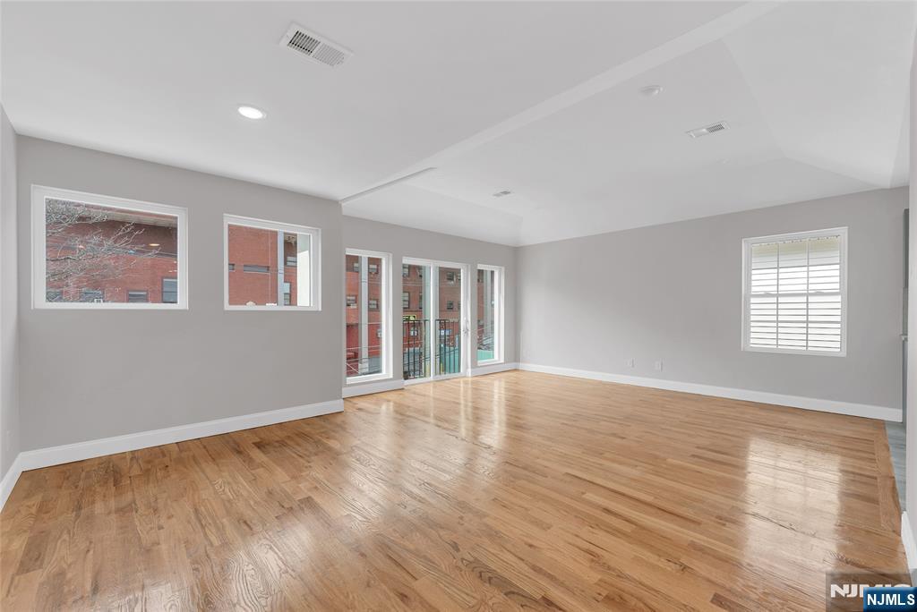 138 Milford Ave 2, Newark, New Jersey - 3 Bedrooms  
2 Bathrooms  
10 Rooms - 