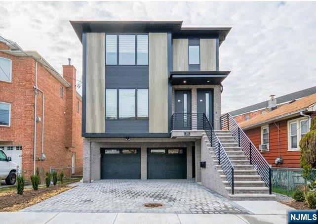 Rental Property at 28 Prospect St 1st /Fl, Palisades Park, New Jersey - Bedrooms: 3 
Bathrooms: 2 
Rooms: 8  - $4,995 MO.