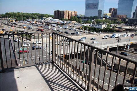 Photo of 201 Bridge PLZ #7B, Fort Lee, NJ 07024 (MLS # 26021721)