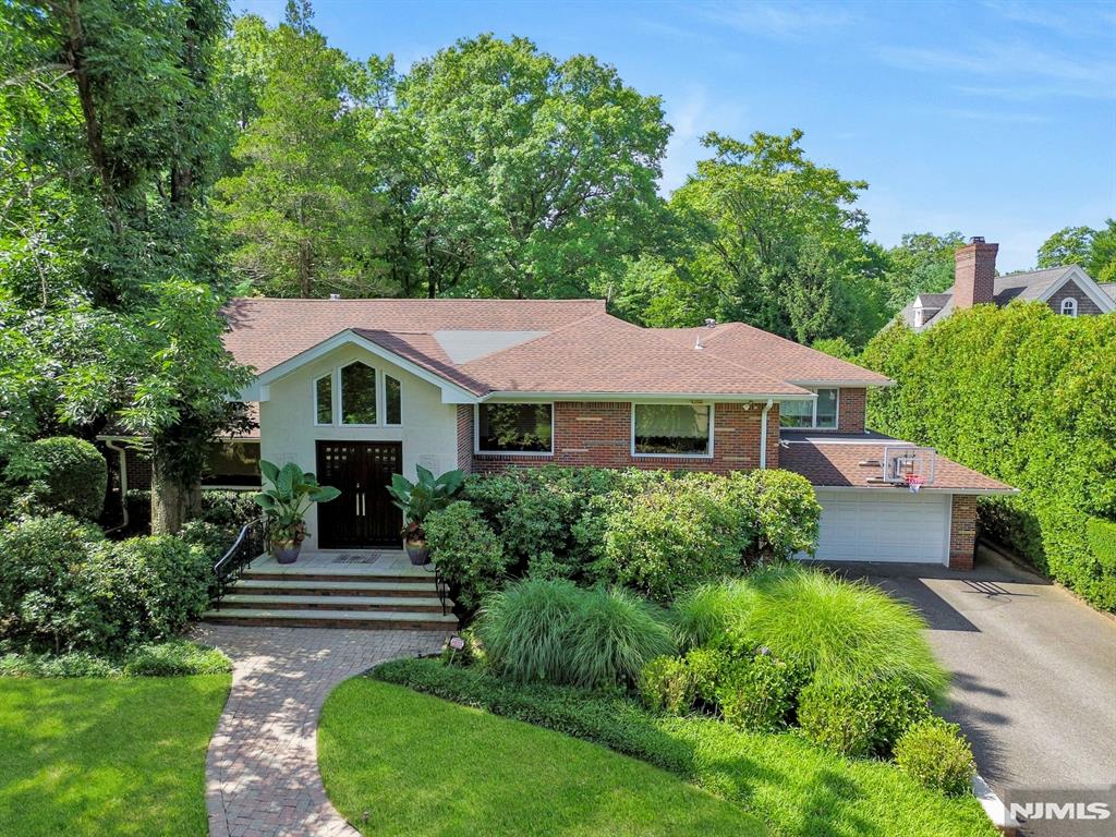 278 Fountain Road, Englewood, New Jersey - 6 Bedrooms  
5 Bathrooms  
12 Rooms - 