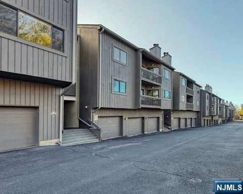 Photo of 272 Redwood Ct #10, Ramsey, NJ 07446 (MLS # 25042098)