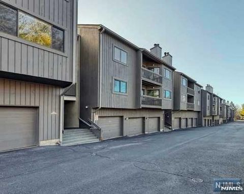 Photo of 272 Redwood Ct #10, Ramsey, NJ 07446 (MLS # 25042098)