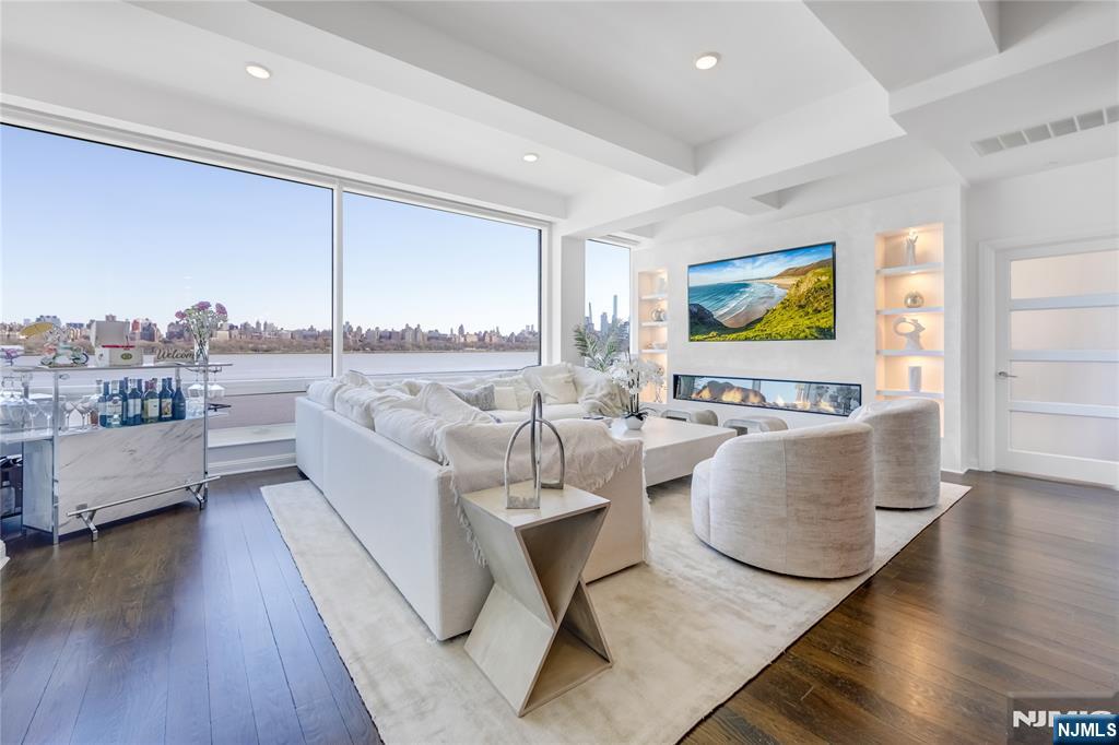 9 Somerset 403-404, Edgewater, New Jersey - 3 Bedrooms  
3 Bathrooms  
7 Rooms - 