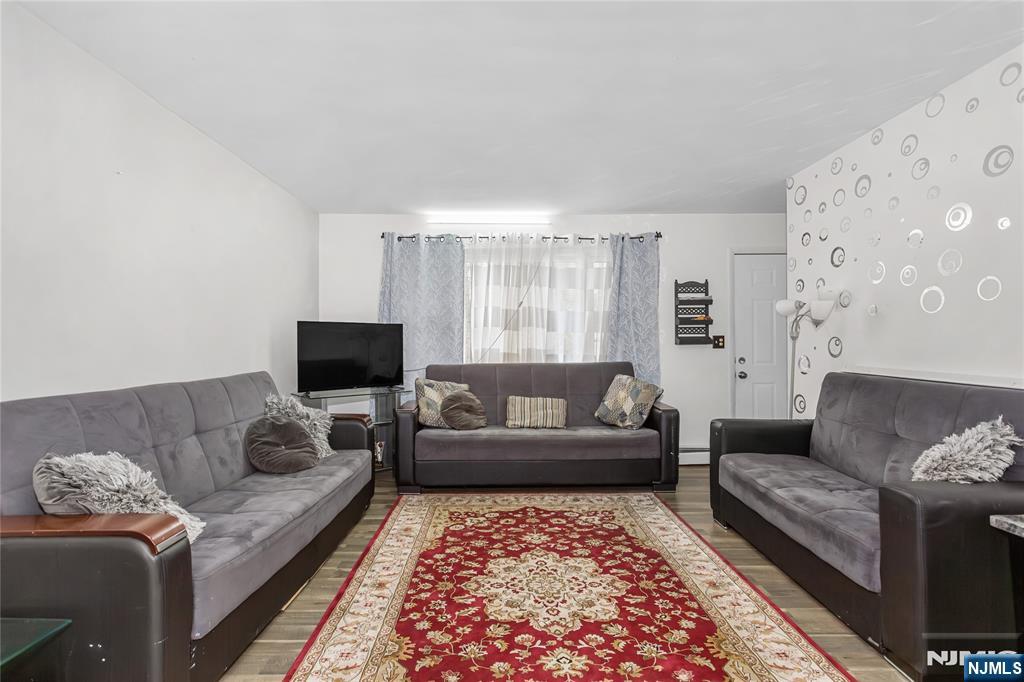 18 Riverside Drive