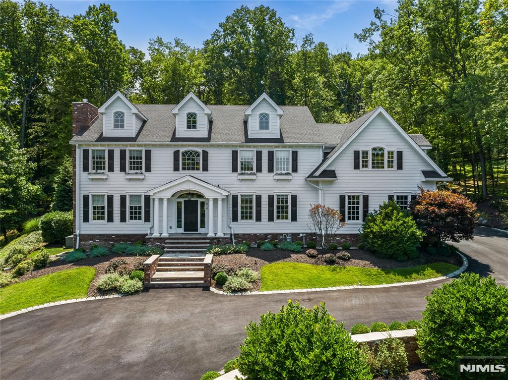 610 Winding Hollow Drive, Franklin Lakes, New Jersey - 5 Bedrooms  
5.5 Bathrooms  
14 Rooms - 