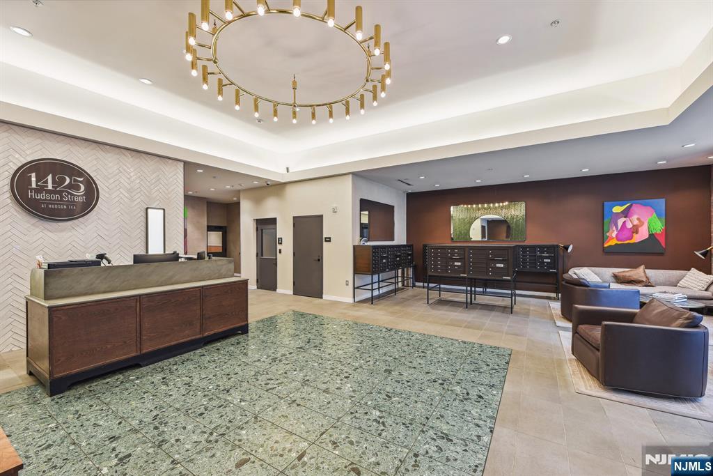 1425 Hudson 11A