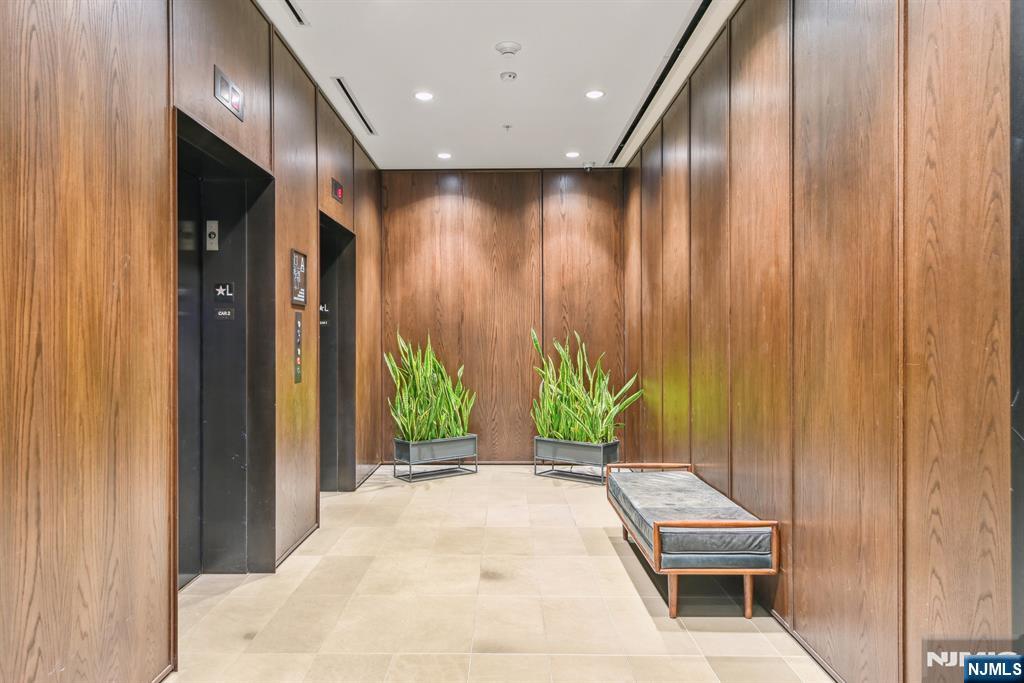1425 Hudson 11A