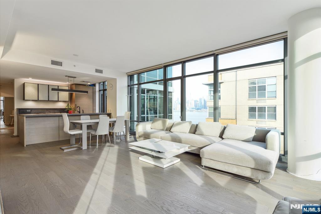 1425 Hudson 11A