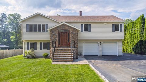 Photo of 36 Bellows Lane, Montville Township, NJ 07082 (MLS # 25018017)