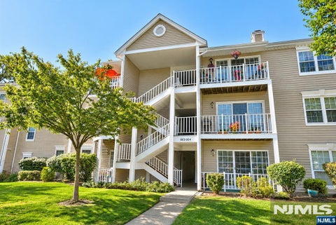 Photo of 898 Tuliptree CT, Mahwah, NJ 07430 (MLS # 26039189)