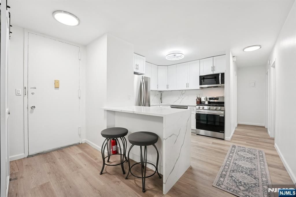 Photo of 555 North Avenue #22-D, Fort Lee, NJ 07024 (MLS # 25038945)