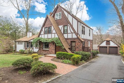 Photo of 10 Cleveland Road, Caldwell, NJ 07006 (MLS # 26011235)