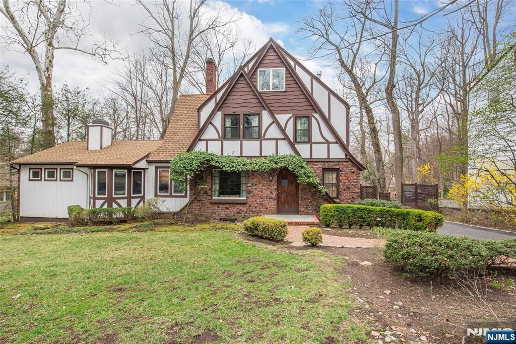 Photo of 10 Cleveland Road, Caldwell, NJ 07006 (MLS # 26011235)