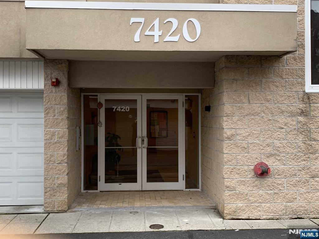 Rental Property at 7420 Boulevard East 2C, North Bergen, New Jersey - Bedrooms: 3 
Bathrooms: 2 
Rooms: 4  - $4,200 MO.