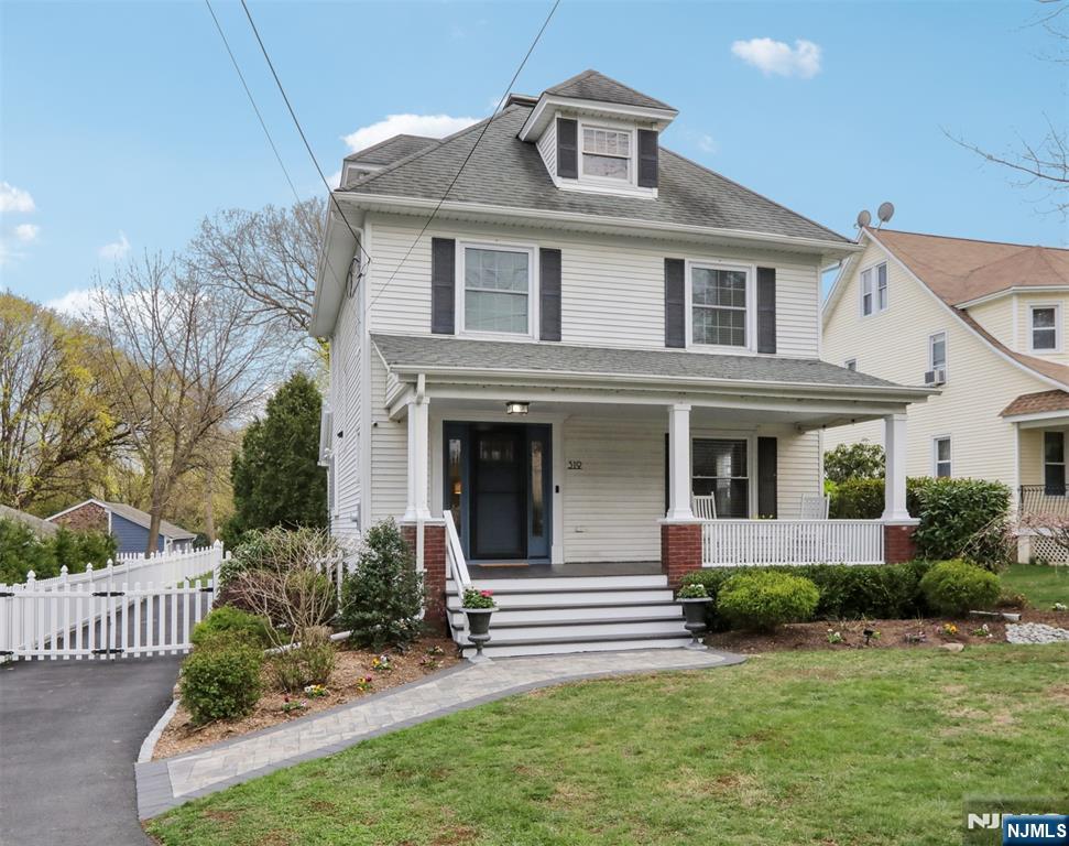 319 Maple Avenue, Ridgewood, New Jersey - 4 Bedrooms  
2 Bathrooms  
8 Rooms - 