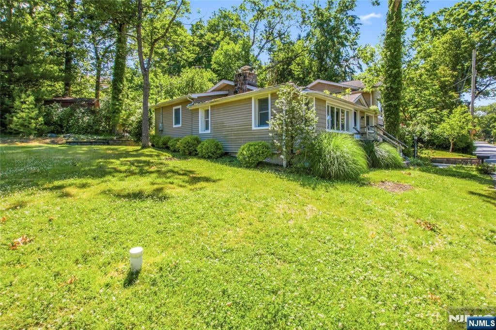 139 Mohawk Trail