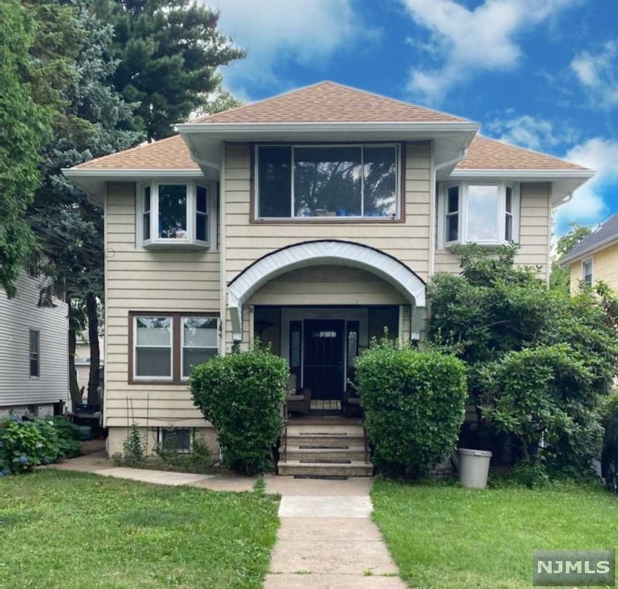 OPPORTUNITY KNOCKS !! 2FAMILY WITH 3 BEDROOMS ON EACH FLOOR NICE CURB APPEAL ! NEW ROOF 2022 NEW DRIVEWAY 2021