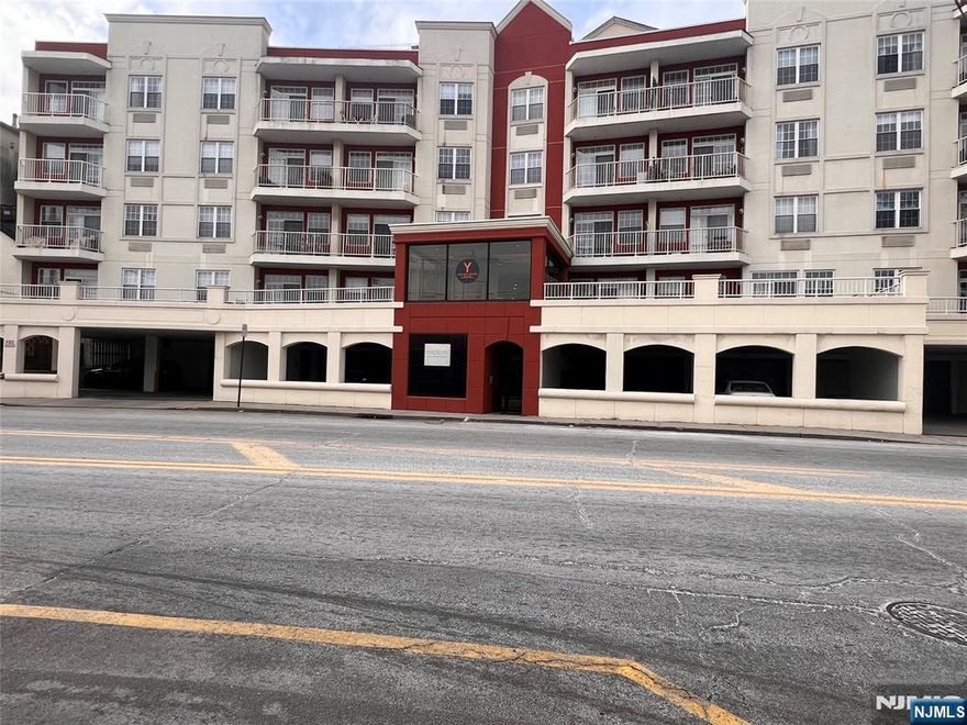 LARGE BRIGHT UNIT W/ HIGH CEILINGS, 1 BEDROOM W/ WALK-IN CLOSETS, 1 BATHROOM, KITCHEN W/EAT-IN COUNTERTOP, BALCONY W/GREAT VIEWS OF THE HUDSON RIVER, 1 DEEDED PARKING SPOT, 1 STORAGE LOCKER. NJ-TRANSIT BUS STOPS AT THE FRONT OF THE BUILDING. CLOSE TO EDGEWATER FERRY. CLOSE PROXIMITY TO EDGEWATER TOWNE CENTER. THE UNIT IS TENANT OCCUPIED, A GREAT OPPORTUNITY FOR INVESTORS. CURRENT LEASE EXPIRES ON 3/31/26. VIEWINGS ONLY ON WEDNESDAYS, THURSDAYS, AND WEEKENDS.